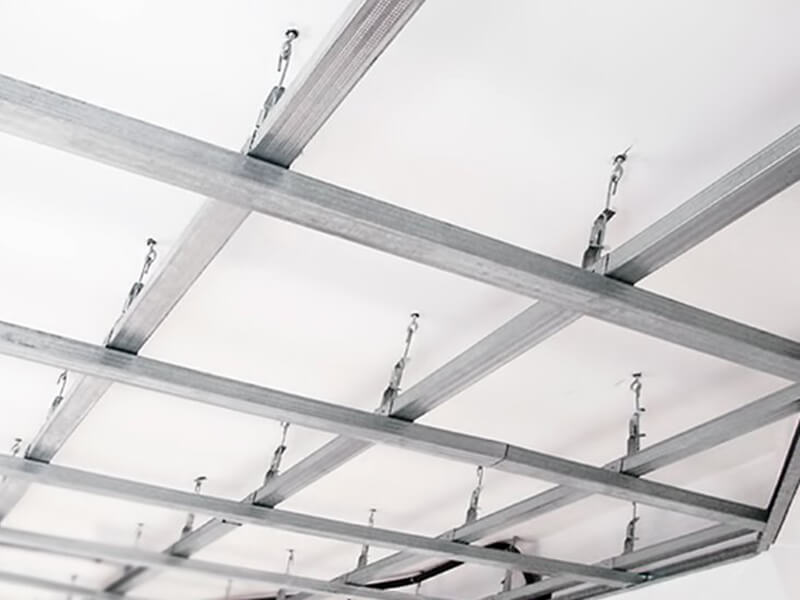 Почему монтаж подвесного потолка стоит доверить профессионалам