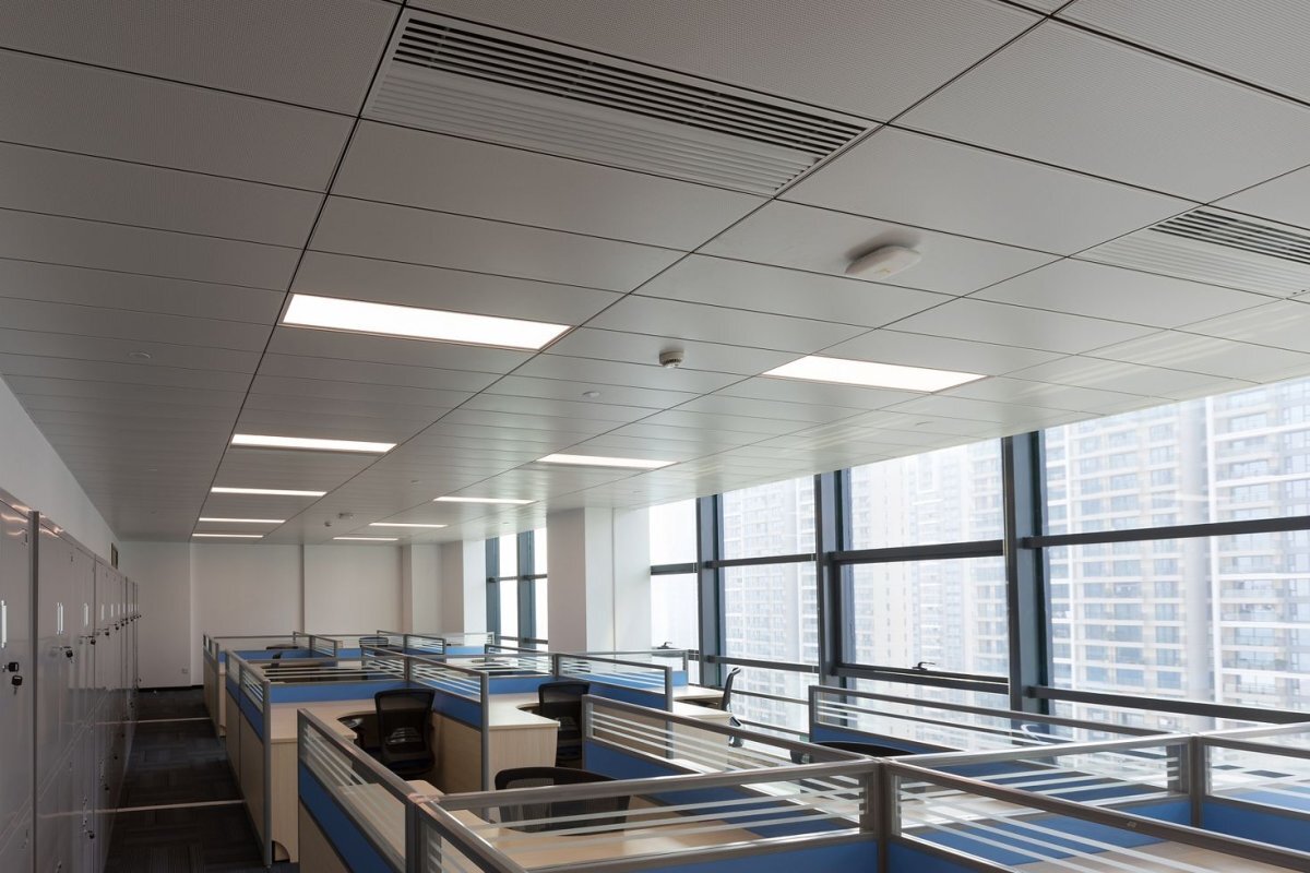 Почему выбирают подвесной потолок Армстронг для офисов и образовательных учреждений